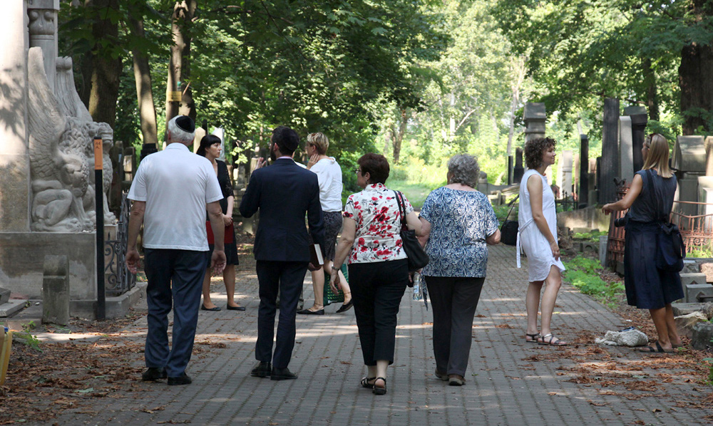 Group Gathering for Jacob Dinezon's 100th Yortsayt in Warsaw