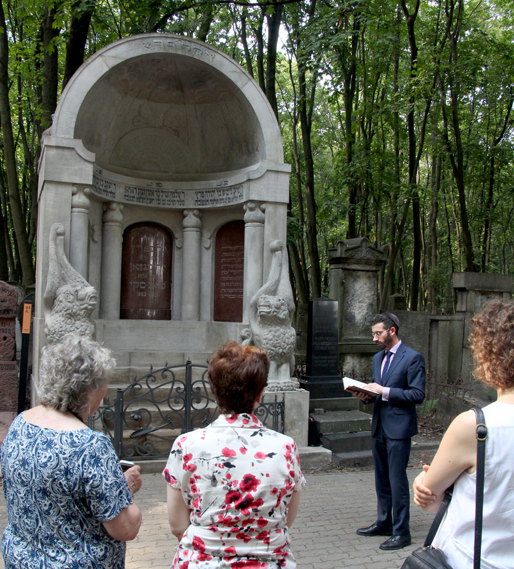 Rabbi Yehoshua Ellis reciting prayers on Jacob Dinezon's 100th yortsayt